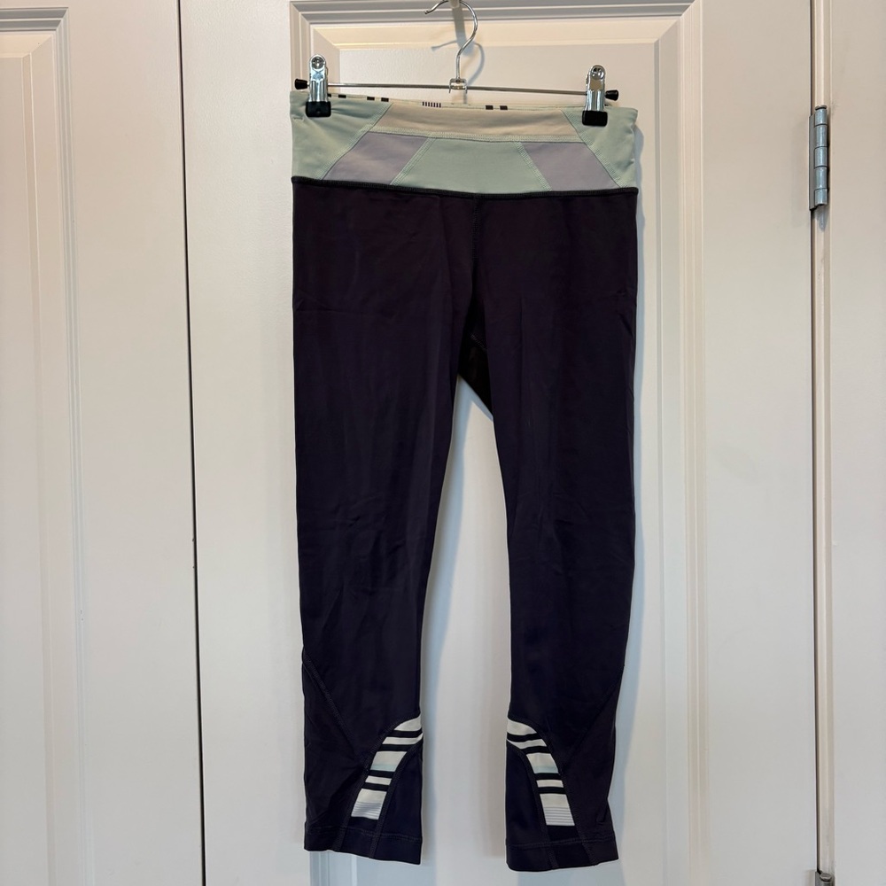 Women’s Lululemon crops size 4 navy blue